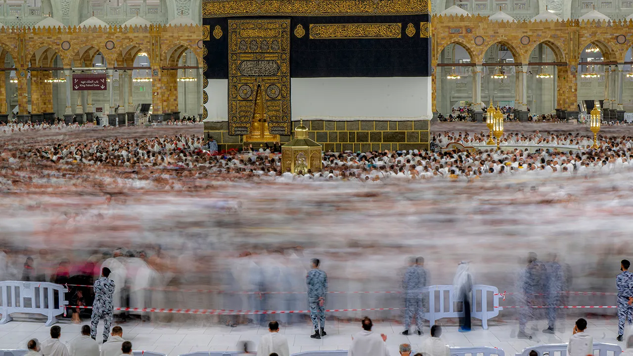 MEKAH, 25 Mei -- Jemaah haji dari seluruh dunia melakukan tawaf mengelilingi kaabah pada hari tarwiyah di Masjidil Haram hari ini.  Hari Tarwiyah menandakan permulaan ibadah haji, jemaah akan mula bermalam di Mina dan bersiap sedia untuk berwukuf di Arafah pada keesokan harinya pada 9 Zulhijjah 1447H bersamaan 26 Mei 2026._BERNAMA