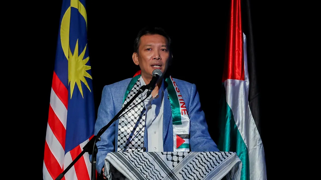 KUALA LUMPUR, 19 Dis -- Presiden Malaysia Humanitarian Aid and Relief (MAHAR) Jismi Johari berucap ketika hadir pada tayangan perdana filem "The Voice of Hind Rajab" di Dewan Tun Abdul Rahman Pusat Pelancongan Malaysia (MaTiC) pada 18 Dis.  -- fotoBERNAMA (2025) HAK CIPTA TERPELIHARA