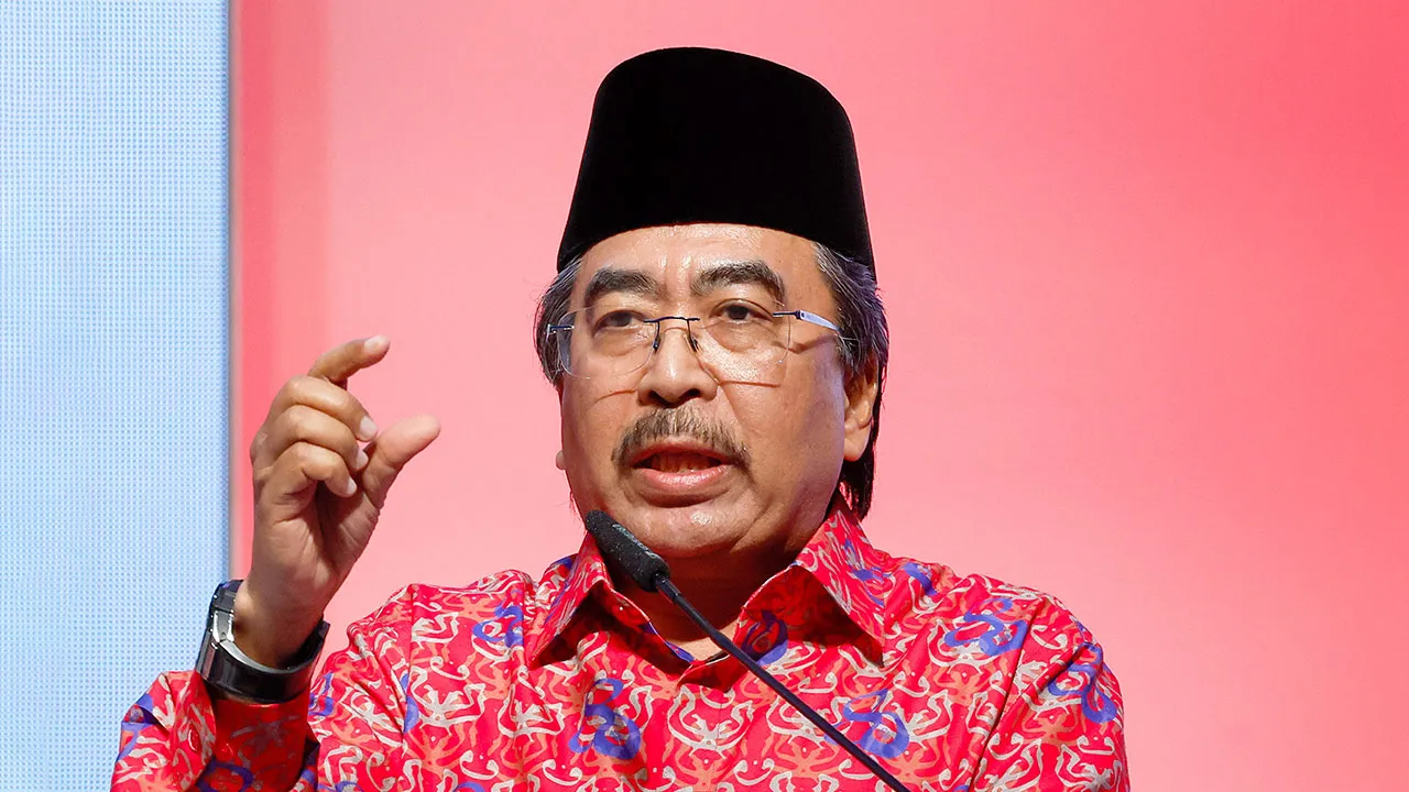 KUALA LUMPUR, 2 Mei -- Naib Presiden UMNO merangkap Pengerusi Badan Perhubungan UMNO Wilayah Persekutuan Datuk Seri Johari Abdul Ghani ketika berucap pada Konvensyen 80 Tahun UMNO di Pusat Dagangan Dunia Kuala Lumpur (WCTKL) hari ini.  --fotoBERNAMA
