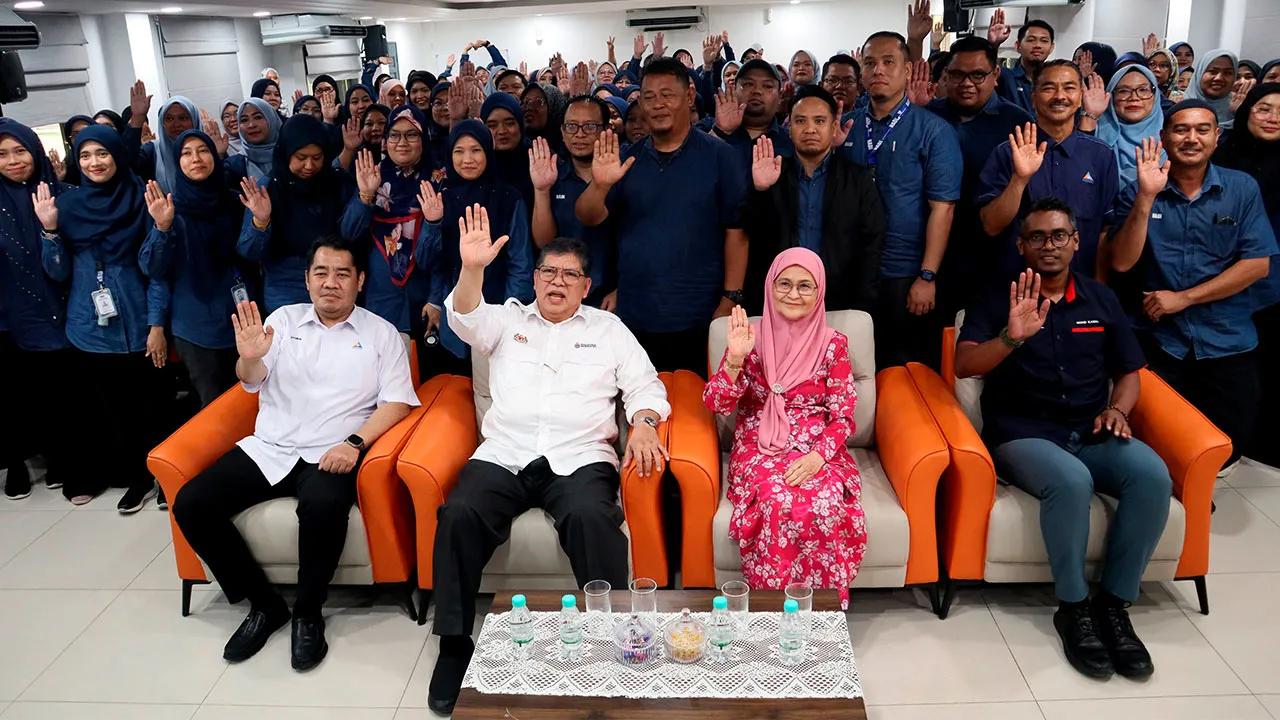 TEMERLOH, 13 Mei -- Yang Dipertua Dewan Rakyat Tan Sri Johari Abdul (duduk, dua, kiri) bergambar bersama peserta pada Kursus Kenegaraan Malaysia MADANI Bersama Pusat Sebaran Maklumat Nasional (NADI) Zon Timur Negeri Pahang hari ini.  --fotoBERNAMA 