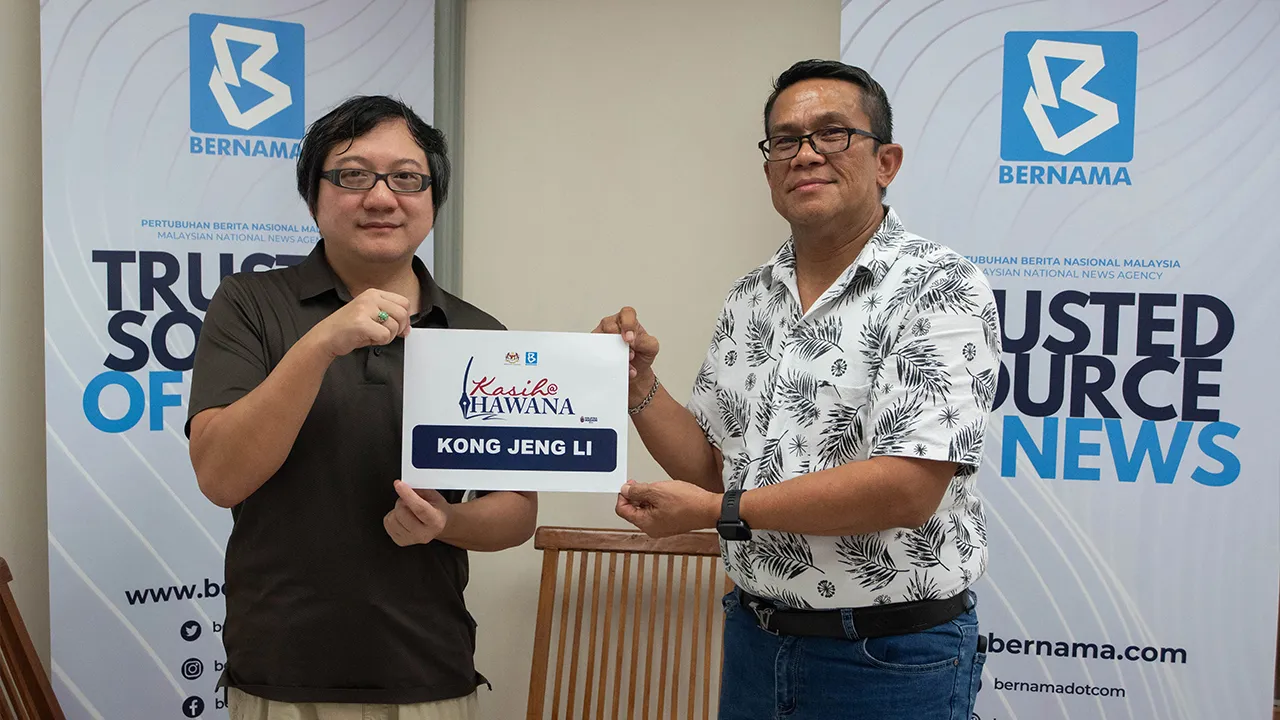 LABUAN, May 20 -- Bernama Labuan Bureau Editorial Executive Jailani Hasan (right) presents the Tabung Kasih@HAWANA contribution to Labuan-based Asia Times journalist Kong Jeng Li to assist in obtaining a new prosthetic leg, today._BERNAMA