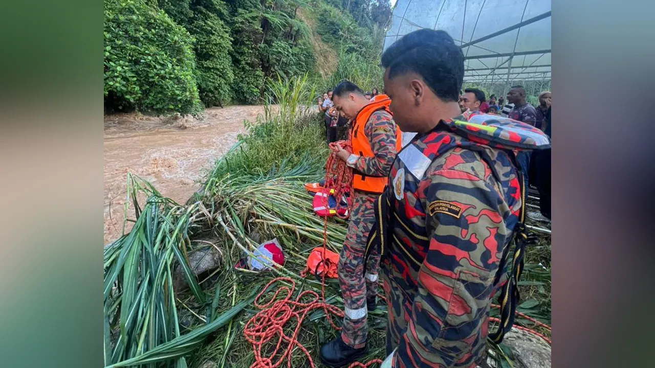 LAPORAN RINGKAS OPERASI MENYELAMAT KEPALA AIR 13 Mei 2026 | Sungai Menson, Perkampungan Orang Asli Kampung Terisu, Kuala Terla, Cameron Highlands. Pusat Gerakan Operasi JBPM Negeri Pahang menerima panggilan kecemasan pada jam 5:10 petang melibatkan kejadian kepala air yang menyebabkan 8 orang kanak-kanak lelaki tersangkut di atas batu di tengah sungai. Pasukan BBP Cameron Highlands telah menjalankan operasi menyelamat menggunakan tali penyelamat berikutan keadaan arus sungai yang deras dengan jarak mangsa k