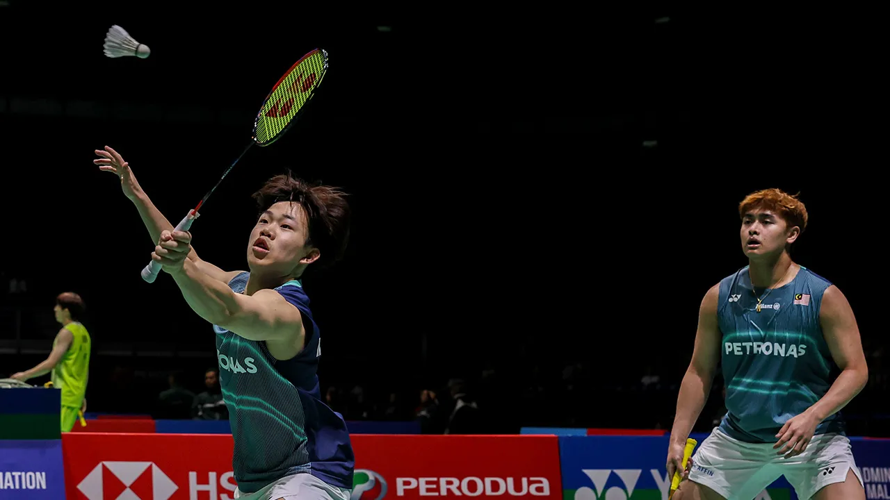 KUALA LUMPUR, 21 Mei -- Beregu lelaki negara Kang Khai Xing (kanan) dan Aaron Tai (kiri) ketika menentang rakan senegara yang juga pilihan kelima kejohanan, Arif Junaidi dan Yap Roy King pada kejohanan Perodua Malaysia Masters 2026 di Unifi Arena Bukit Jalil hari ini.    -- fotoBERNAMA (2026) HAK CIPTA TERPELIHARA