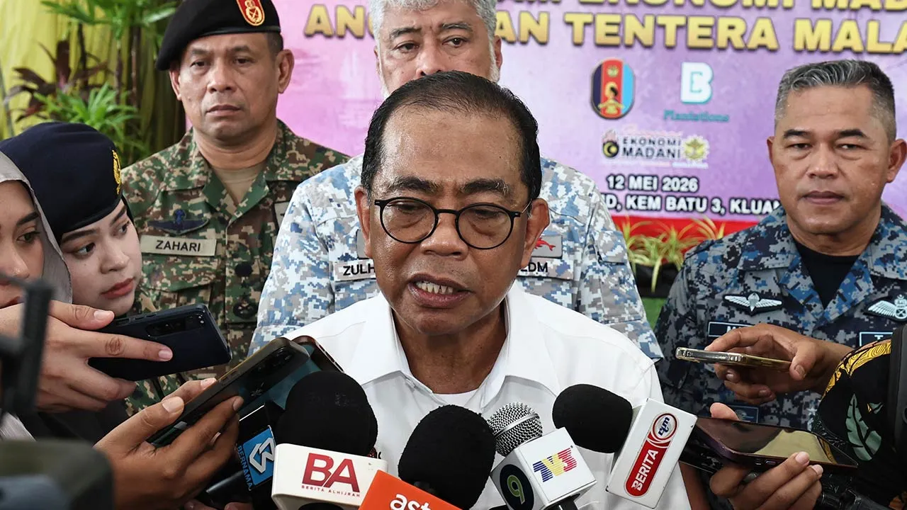 KLUANG, 12 Mei -- Menteri Pertahanan, Datuk Seri Mohamed Khaled Nordin (tengah) bercakap kepada pemberita selepas hadir pada Majlis Peluncuran Program Ekonomi MADANI Angkatan Tentera Malaysia (ATM), di Batalion Kelima Rejimen Askar Melayu Diraja (5 RAMD), Kem Batu Tiga hari ini.  -- fotoBERNAMA (2026) HAKCIPTA TERPELIHARA