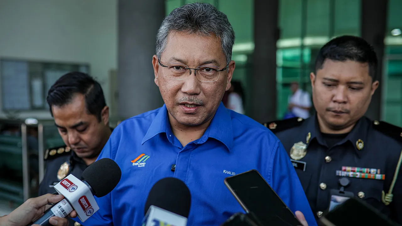 KANGAR, 26 Feb -- Ketua Pegawai Eksekutif SWCorp, Khalid Mohamed, ditemui pemberita di Mahkamah Sesyen hari ini selepas hadir mengikuti prosiding tiga lelaki didakwa membuang puntung rokok di tempat awam dan bukan dalam bekas diperuntukkan masing-masing di Dataran Sena Indah, Jeti Kuala Perlis dan di depan sebuah bank di sini pada 1, 2 dan 15 Jan.  -- fotoBERNAMA (2026) HAK CIPTA TERPELIHARA