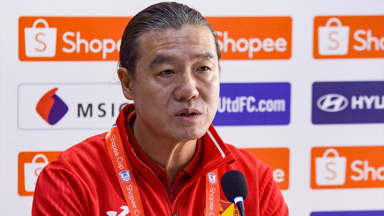 PETALING JAYA, 5 Mei -- Ketua Jurulatih Selangor FC, Kim Pan Gon bercakap pada sidang media Pra-Perlawanan Piala Shopee Selangor FC menentang Nam Dinh FC di Stadium MBPJ hari ini._BERNAMA