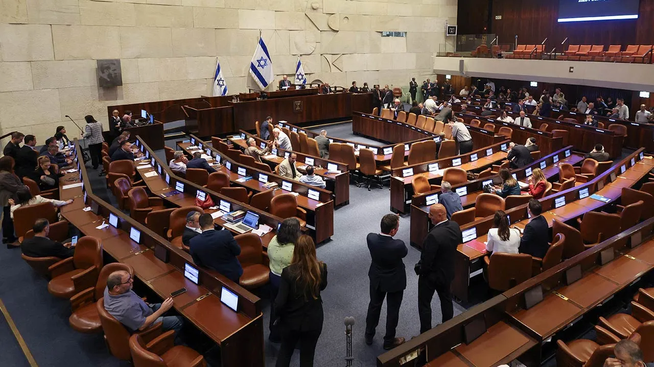 Israeli politicians react following a vote to dissolve the Knesset, Israel's parliament, before the end of its term, at the Knesset, in Jerusalem, May 20, 2026. REUTERS/Ronen Zvulun