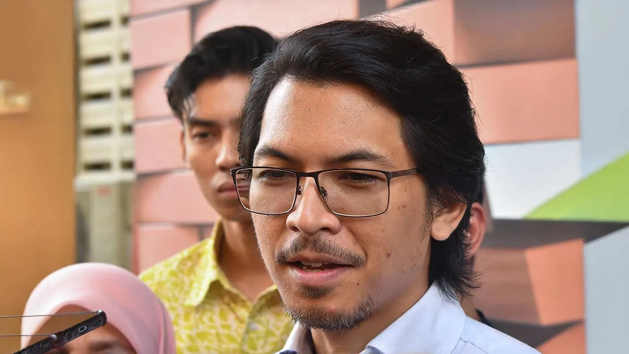KOTA BHARU, 23 Mei -- Setiausaha Politik kepada Menteri Kewangan Muhammad Kamil Abdul Munim ditemui pengamal media selepas Program Sumbangan Komputer Riba dan Bantuan Awal ke Institusi Pengajian Tinggi di Politeknik Kota Bharu hari ini.  Seramai 761 anak kepada penerima bantuan e-Kasih di Kelantan yang memperoleh keputusan cemerlang dalam peperiksaan Sijil Pelajaran Malaysia (SPM) 2025 menerima sebuah komputer riba dan bantuan awal ke Institusi Pengajian Tinggi (IPT) sebanyak RM1,000.  --fotoBERNAMA (2026) 