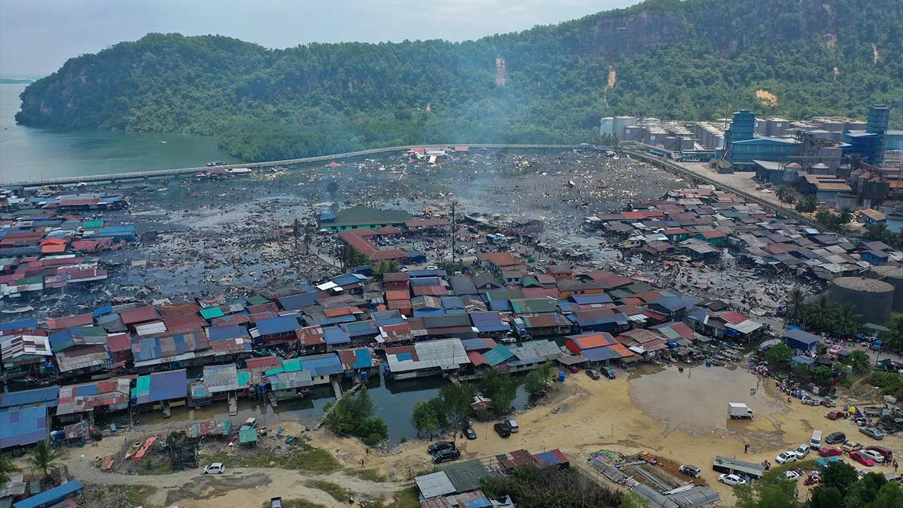 SANDAKAN, 19 April — Kira-kira 1,000 rumah musnah dalam kebakaran di perkampungan atas air Kampung Bahagia di sini, awal pagi tadi.  -- fotoBERNAMA (2026) HAK CIPTA TERPELIHARA