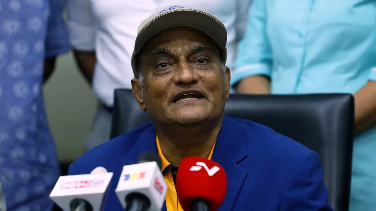 KUALA LUMPUR, 6 Mei -- Presiden Olahraga Malaysia (MA) Datuk Karim Ibrahim ketika sidang media selepas Mesyuarat Ahli Majlis Olahraga Malaysia di Hotel Olympic hari ini.