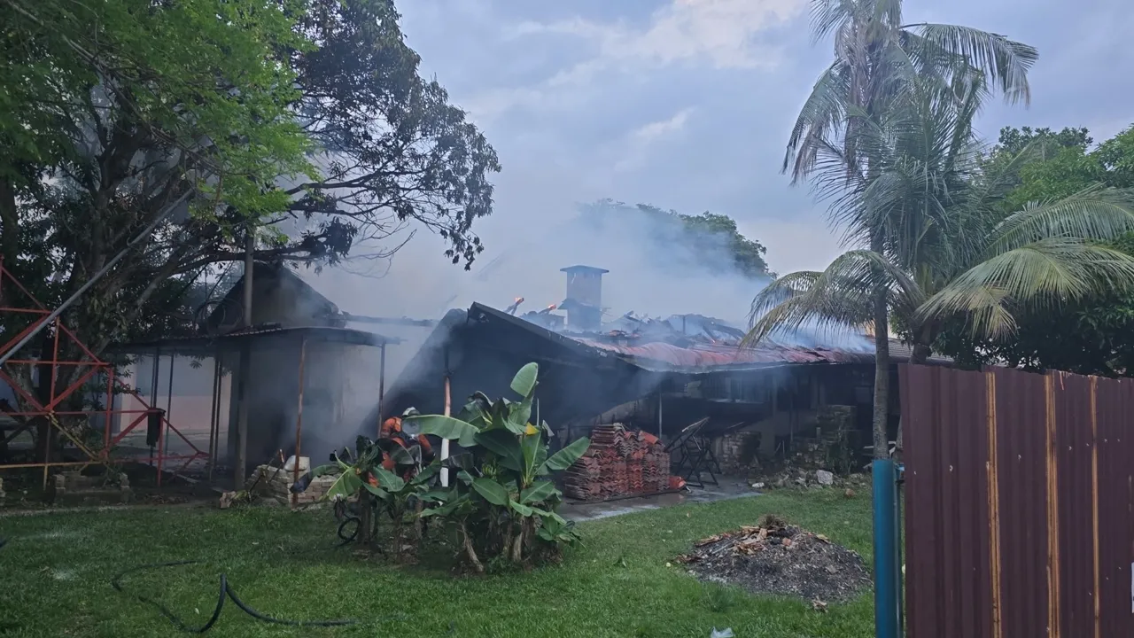 ​IPOH: Bangunan Galeria Senibina Politeknik Ungku Omar (PUO) yang terbakar petang semalam, disita bagi membolehkan pihak Forensik Jabatan Bomba dan Penyelamat Malaysia (JBPM) menjalankan siasatan.      Pengarah PUO, Salmi Che Meh menasihatkan warga politeknik agar tidak menghampiri atau memasuki kawasan bangunan tersebut buat masa ini._Bangunan Galeria Senibina PUO yang terbakar petang semalam. Foto PUO 