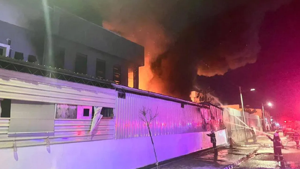 Anggota bomba menjalankan kerja-kerja pemadaman ke atas dua unit kilang lot berkembar dan sebuah asrama yang terbakar di Kawasan Industri Ringan Juru, Simpang Ampat, malam tadi.