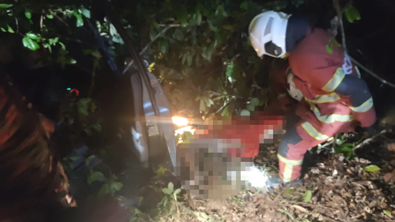  Komander Operasi lapor kemalangan melibatkan sebuah kereta Proton Waja ( WKW8684) dan juga sebuah motorsikal. Terdapat 3 orang mangsa melayu. 2 meninggal dunia ( 1 lelaki melayu dan 1 kanak-kanak lelaki ) dan 1 mangsa ( wanita ) mengalami kecederaan. Mangsa disahkan meninggal oleh Pihak KKM. Kerja-kerja mengeluarkan mangsa masih dilakukan oleh Pihak Bomba.