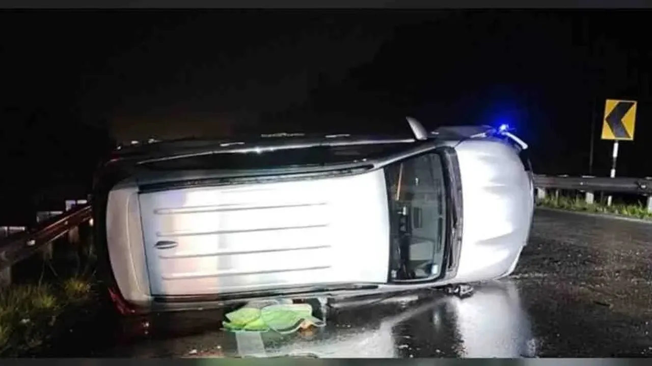 Seorang wanita warga emas maut dalam kemalangan di Kilometer 17.7 Jalan Sibu-Selangau, Lebuh Raya Pan Borneo. Foto Bomba Sarawak