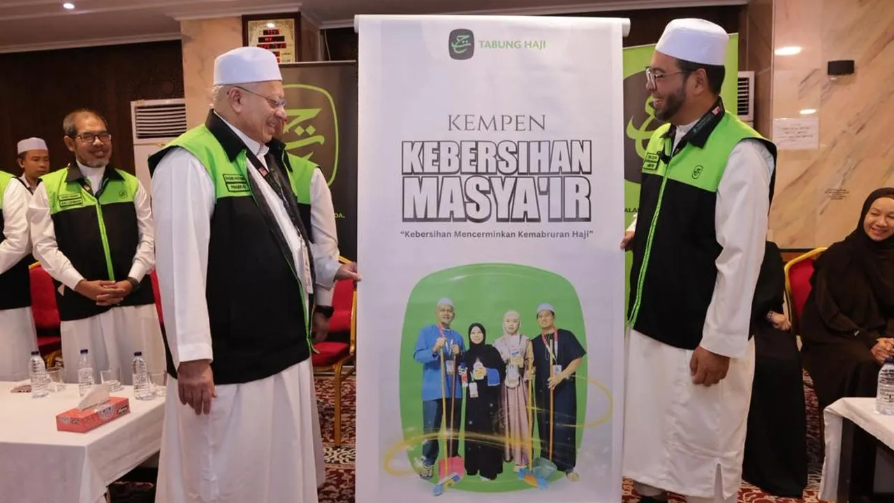 Menteri di Jabatan Perdana Menteri (Hal Ehwal Agama), Dr Zulkifli Hasan (kanan) melancarkan  Program Kebersihan Bangunan Penginapan di Mekah dan Program Kebersihan Masyair bagi musim Haji 1447H/2026M di Abraj Janadriyah, Mekah, 23 Mei 2026. Foto Astro AWANI