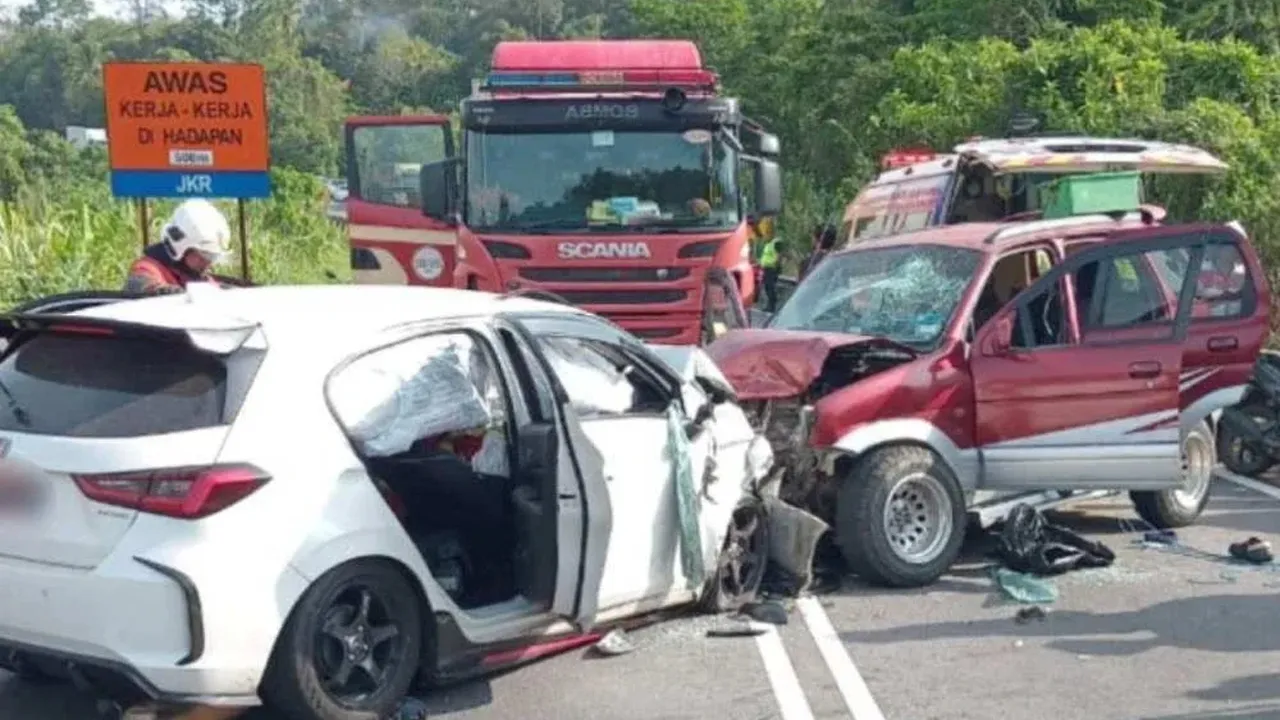 Keadaan kedua-dua kenderaan remuk selepas kemalangan. Foto Bomba