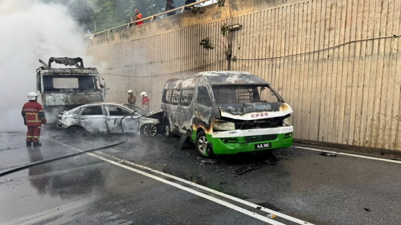 GEORGE TOWN, 15 Mei (Bernama) -- Sebuah treler yang membawa muatan tiang konkrit dan dua kenderaan lain terbakar selepas terlibat dalam kemalangan melibatkan lima kenderaan di laluan bawah Udini Underpass, Jalan Masjid Negeri, di sini hari ini.