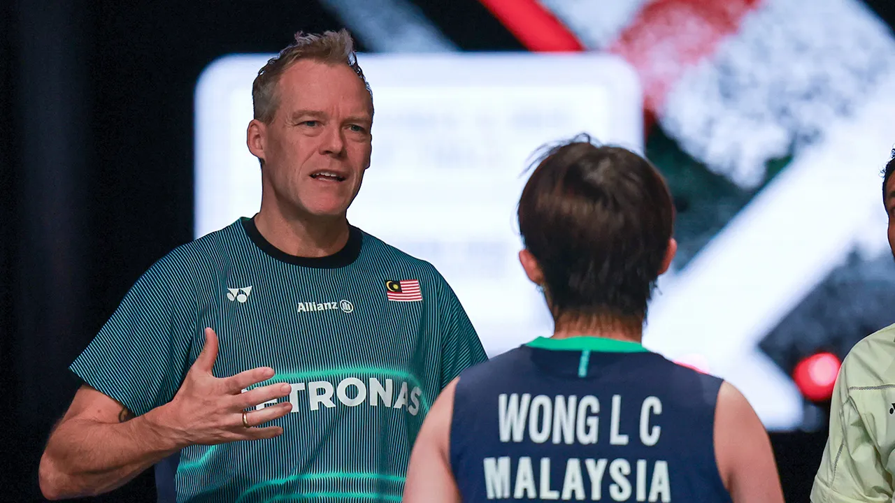 HORSENS (Denmark), April 30 -- National singles coaching director Kenneth Jonassen offers words of encouragement to Malaysia women’s singles player Wong Ling Ching during her quarter-final match against China’s Cheng Yu Fei at the BWF Thomas & Uber Cup Finals 2026 at Forum Horsens today.  Wong Ling Ching lost 10-21, 10-21. -- fotoBERNAMA (2026) COPYRIGHT RESERVED