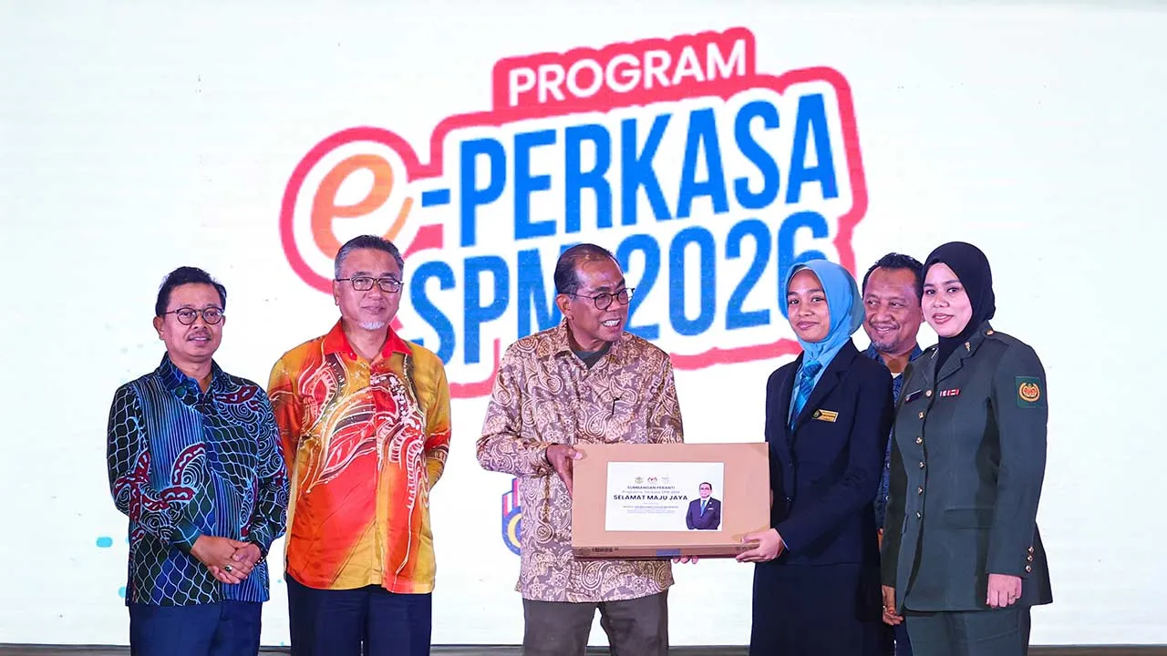 KUALA LUMPUR, 14 Mei -- Menteri Pertahanan, Datuk Seri Mohamed Khaled Nordin (tiga kiri) menyampaikan peranti bagi program e-perkasa SPM 2026 kepada wakil penerima, Nur Akila Nadhirah Shahrul Aznan (tiga kanan) pada Majlis Peluncuran Program PROWIRA Ready-to-Work (RTW) Graduan dan Inisiatif Pendidikan Yayasan Lembaga Tabung Angkatan Tentera (Yayasan LTAT) 2026 di sini hari ini.   Turut bersama Timbalan Menteri Pertahanan, Adly Zahari (dua kiri), Ketua Setiausaha Kementerian Pertahanan Datuk Lokman Hakim Ali