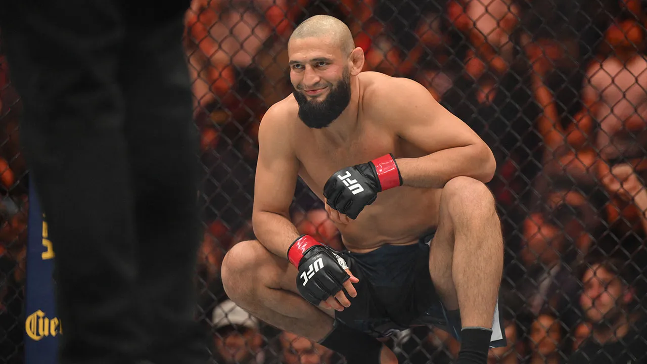 Newark, New Jersey, UNITED STATES; Khamzat Chimaev (red gloves) before the fight against Sean Strickland (blue gloves) during UFC 328 at Prudential Center. Mandatory Credit: John Jones-Imagn Images