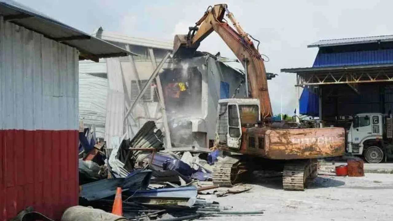 Sebuah kilang yang dirobohkan dalam operasi itu di Pulau Indah di sini. SINAR HARIAN