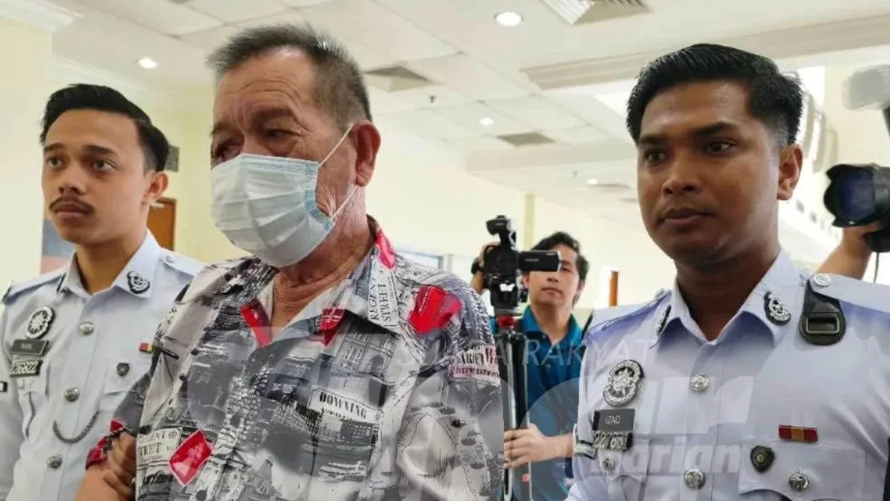 Kim Lai (tengah) dibawa ke Mahkamah Majistret Klang pada Khamis bagi menghadapi pertuduhan memandu secara melulu, minggu lalu.