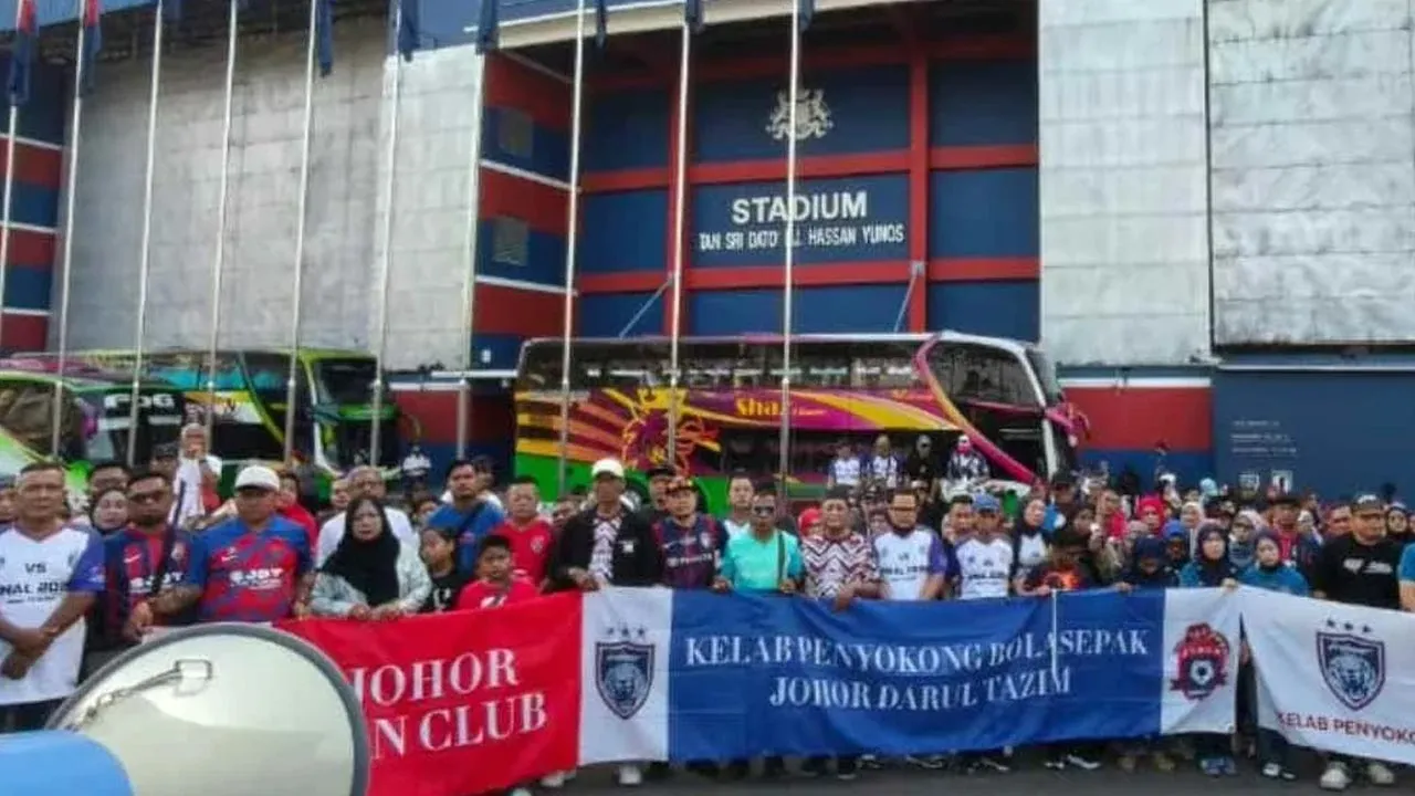 Pergerakan konvoi bas penyokong JDT dari Larkin ke Stadium National Bukit Jalil. -- SINAR HARIAN