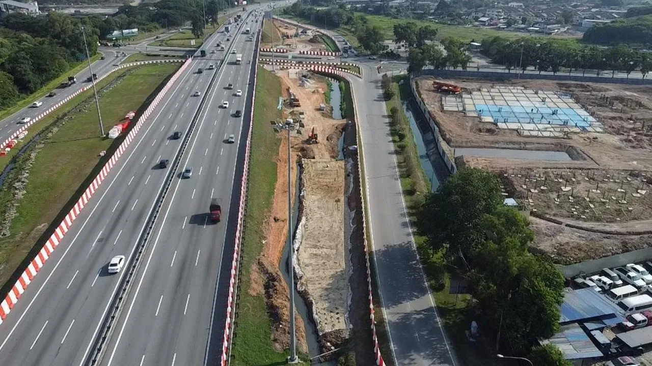 Projek Penyuraian Trafik Juru–Sungai Dua (PTJSD) terus menunjukkan kemajuan apabila kerja-kerja awalan bagi Pakej 1 telah berjaya disiapkan. Ketika ini, kerja pengalihan utiliti dan geoteknikal sedang giat dilaksanakan bagi menyokong pelaksanaan projek yang bertujuan meningkatkan kelancaran trafik di koridor Juru–Sungai Dua. Projek ini dijangka dapat membantu mengurangkan kesesakan, memendekkan masa perjalanan pengguna lebuh raya serta menyokong pembangunan berterusan di wilayah utara. -- FB PLUS Malaysia