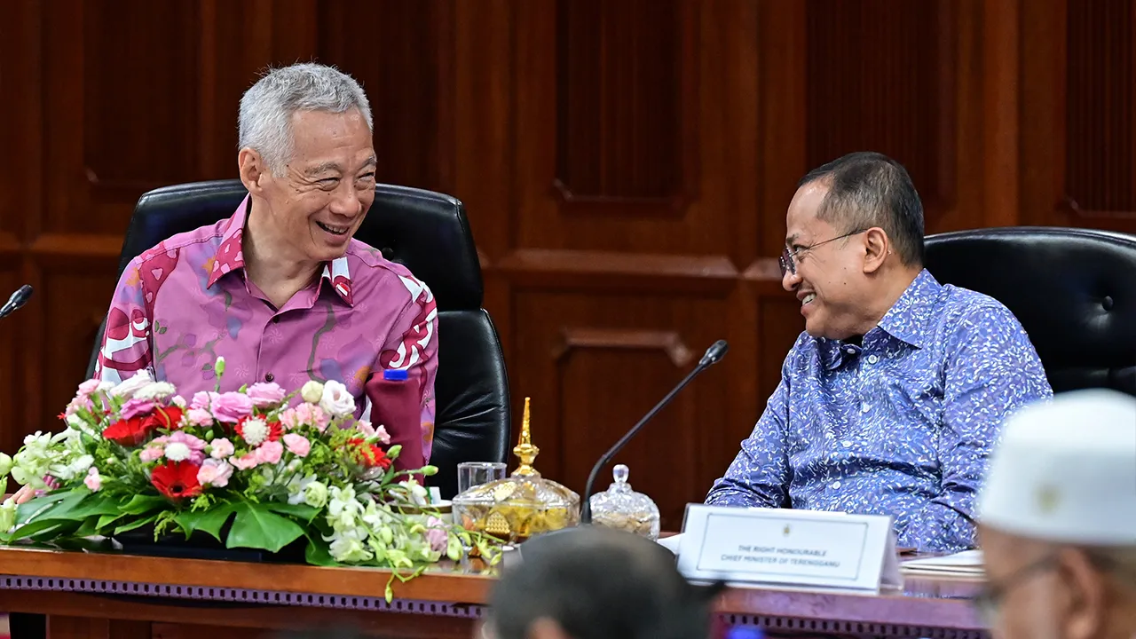 KUALA TERENGGANU, 7 Mei -- Menteri Besar Terengganu Datuk Seri Dr Ahmad Samsuri Mokhtar (kanan) bersama Menteri Kanan Singapura Lee Hsien Loong (kiri) semasa sesi taklimat sempena lawatan kerja di Wisma Darul Iman hari ini.  Lawatan kerja Lee ke Terengganu hari ini bertujuan memperkukuh kerjasama strategik antara kedua-dua pihak dalam pelbagai bidang termasuk tenaga baharu dan ekonomi._BERNAMA