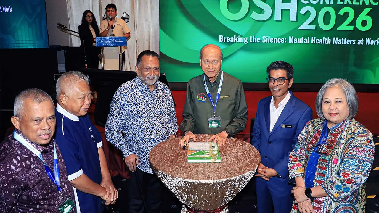 PETALING JAYA, 14 Mei -- Pengerusi Pertubuhan Ikatan Komuniti Selamat, Tan Sri Lee Lam Thye (tiga, kanan) merasmikan majlis perasmian MEF OSH Conference 2026 bertemakan "Breaking The Silence: Mental Health Matters At Work" hari ini.  Turut hadir Presiden Persekutuan Majikan-Majikan Malaysia (MEF), Datuk Dr Syed Hussain Syed Husman (tiga, kiri), dan Timbalan Ketua Pengarah (Kesihatan Pekerjaan), Jabatan Keselamatan dan Kesihatan Pekerjaan (JKKP), Ahmad Jailani Mansor (dua, kanan).  -- fotoBERNAMA (2026) HAK 