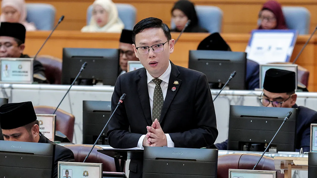 ISKANDAR PUTERI, 6 Mei -- Pengerusi Jawatankuasa Pelaburan, Perdagangan, Hal Ehwal Pengguna dan Sumber Manusia Johor, Lee Ting Han menjawab soalan lisan pada Mesyuarat Pertama Bagi Penggal Persidangan Kelima Dewan Undangan Negeri (DUN) Johor Ke-15 di Bangunan Sultan Ismail hari ini.  --fotoBERNAMA (2026) HAK CIPTA TERPELIHARA