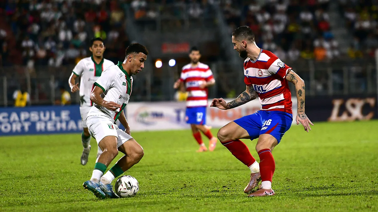 KUCHING, 17 Mei -- Pemain Kuching City FC Muhammad Ramadhan Saifullah Usman cuba melepasi tahanan dari pemain Kuala Lumpur City FC Dmytro Lytvyn pada perlawanan Liga Super Malaysia di Stadium Negeri, malam ini.  Keputusan, Kuching City FC 1-0 Kuala Lumpur City FC. --fotoBERNAMA (2026) HAK CIPTA TERPELIHARA