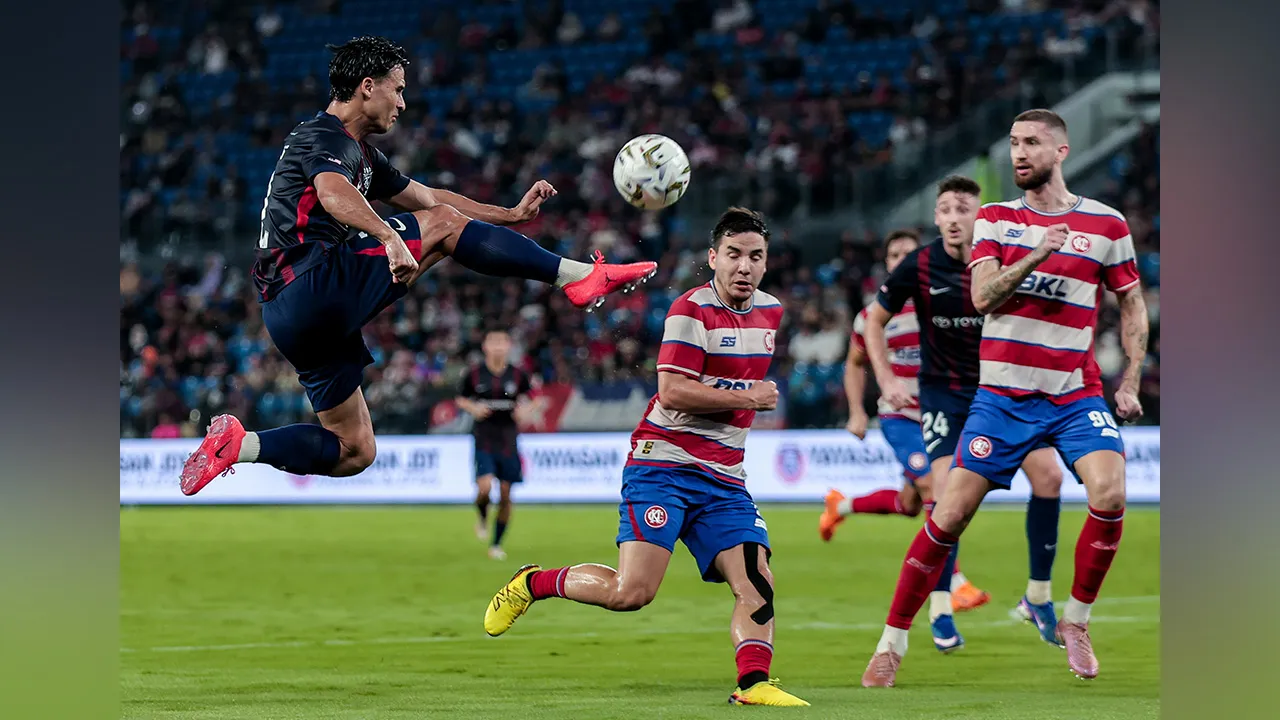 ISKANDAR PUTERI, 2 Mei -- Pemain JDT Matthew Thomas Davies (kiri) melakukan hantaran sambil cuba dihalang dua pemain KL City FC pada saingan Liga Super Malaysia 2025/2026 di Stadium Sultan Ibrahim hari ini.  Tamat masa perlawanan dengan jaringan JDT 7-0 KL City FC  --fotoBERNAMA (2026) HAK CIPTA TERPELIHARA