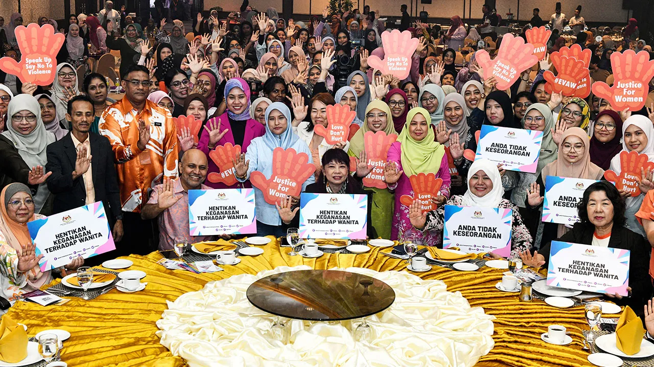 GEORGE TOWN, 12 Mei -- Timbalan Menteri Pembangunan Wanita, Keluarga dan Masyarakat Lim Hui Ying (duduk, tengah) bergambar dengan peserta pada Program Advokasi Kesejahteraan Untuk Wanita@Keganasan Rumah Tangga/Aku Wanita@KRT di sini hari ini.  --fotoBERNAMA (2026) HAK CIPTA TERPELIHARA