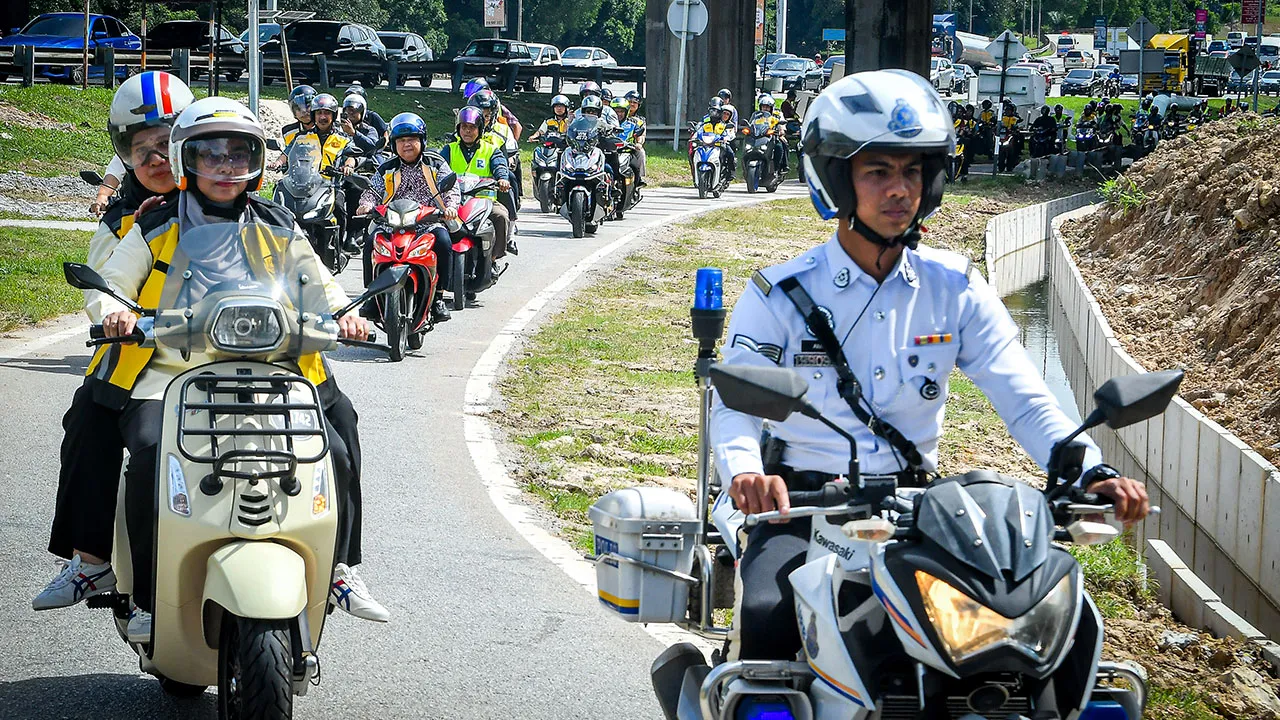 SHAH ALAM, 21 Mei -- Menteri Kerja Raya, Datuk Seri Alexander Nanta Linggi (dua, kiri) menunggang motosikal ketika meninjau projek menaiktaraf laluan motosikal di Lebuhraya Persekutuan menghala ke Kuala Lumpur hari ini.  -- fotoBERNAMA (2026) HAK CIPTA TERPELIHARA