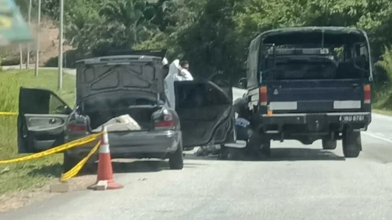 Seorang lelaki ditemukan meninggal dunia di dalam sebuah kereta berhampiran tanah perkuburan Cina di Simpang Tiga Tawar, Baling pada Jumaat.
