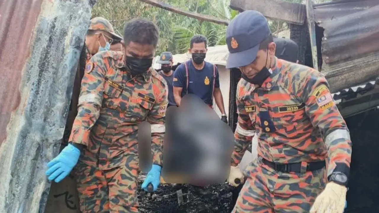 Mayat mangsa dikeluarkan dari lokasi kejadian. -- SINAR HARIAN