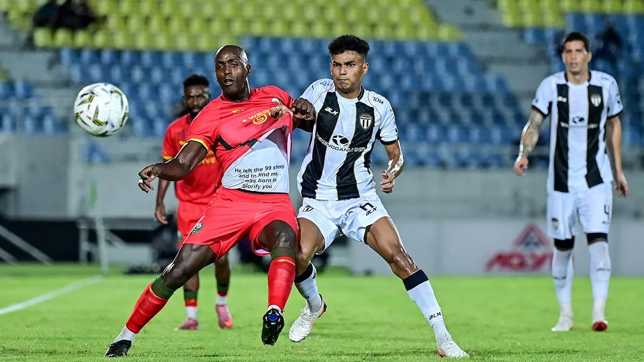 KUALA NERUS, 8 Mei -- Pemain Terengganu FC, Muhammad Azam Azmi Murad (dua, kanan) mengasak pemain Imigresen FC, Wilmar Jordan Gil (kiri) pada perlawanan Liga Super Malaysia 2025/2026 di Stadium Sultan Mizan Zainal Abidin malam ini.  Keputusan semasa Terengganu FC 1-3 Imigresen FC.  --fotoBERNAMA (2026) HAK CIPTA TERPELIHARA