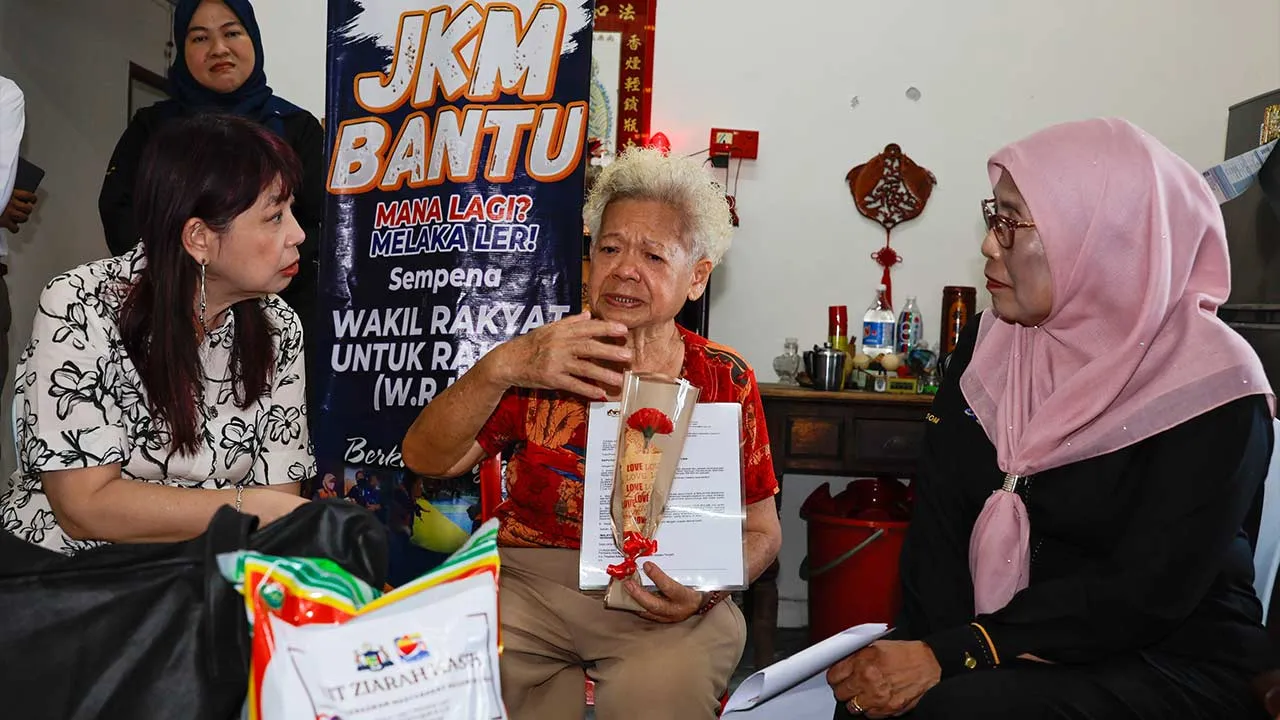 MELAKA, 20 Mei -- Timbalan Menteri Pembangunan Wanita, Keluarga dan Masyarakat Lim Hui Ying (kiri) beramah mesra bersama Yoong Sing Phin, 79, pada Ziarah Kasih Dewan Undangan Negeri Kota Laksamana sempena Program Wakil Rakyat Untuk Rakyat, hari ini.  Turut hadir Exco Hal Ehwal Wanita, Pembangunan Wanita, Keluarga dan Komuniti negeri Datuk Kalsom Nordin (kanan).  --fotoBERNAMA (2026) HAK CIPTA TERPELIHARA