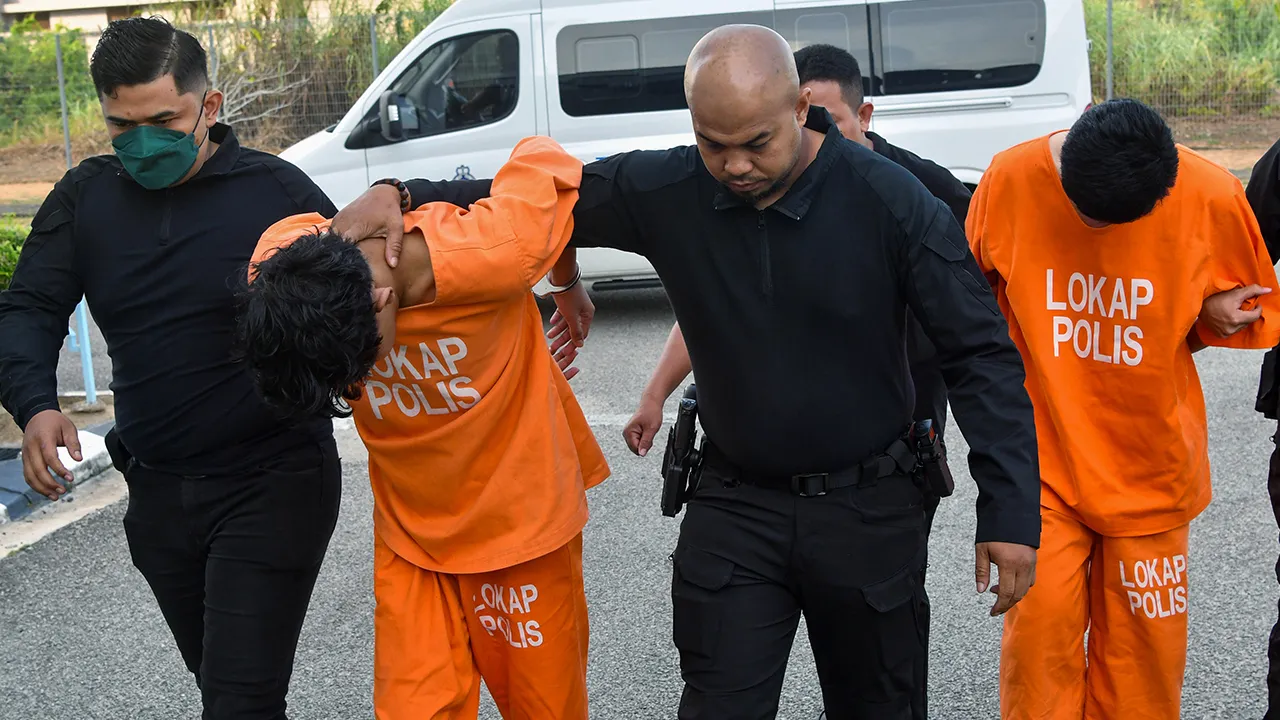 KOTA BHARU, 8 Mei -- Tempoh reman dua remaja lelaki bagi membantu siasatan kes bunuh seorang penuntut kolej perempuan yang ditemukan dengan 61 kesan tikaman di Kampung Simah, Ketereh disambung selama tujuh hari bermula hari ini.  Perintah reman sehingga Khamis depan terhadap dua suspek berusia 19 tahun dikeluarkan Majistret Rais Imran Hamid di Mahkamah Majistret di sini, selepas reman tujuh hari sebelum ini, tamat hari ini.  --fotoBERNAMA (2026) HAK CIPTA TERPELIHARA
