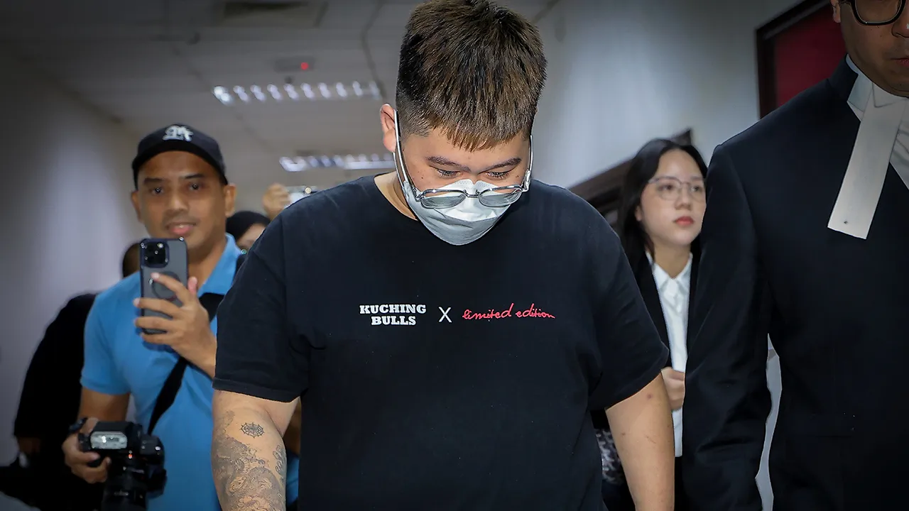 KUCHING, 6 Mei -- Elijah Jeremiah Yeo Shi Xian, 19, mengaku tidak bersalah di Mahkamah Majistret hari ini atas pertuduhan memandu secara berbahaya sehingga menyebabkan kematian seorang penunggang basikal pada 1 Mei lepas.  Remaja berkenaan membuat pengakuan itu selepas pertuduhan dibacakan di hadapan Majistret Nursyaheeqa Nazwa Radzali.  Mahkamah membenarkan tertuduh diikat jamin RM20,000 dengan dua penjamin serta menetapkan 23 Jun ini untuk pengurusan kes.  -- fotoBERNAMA (2026) HAK CIPTA TERPELIHARA
