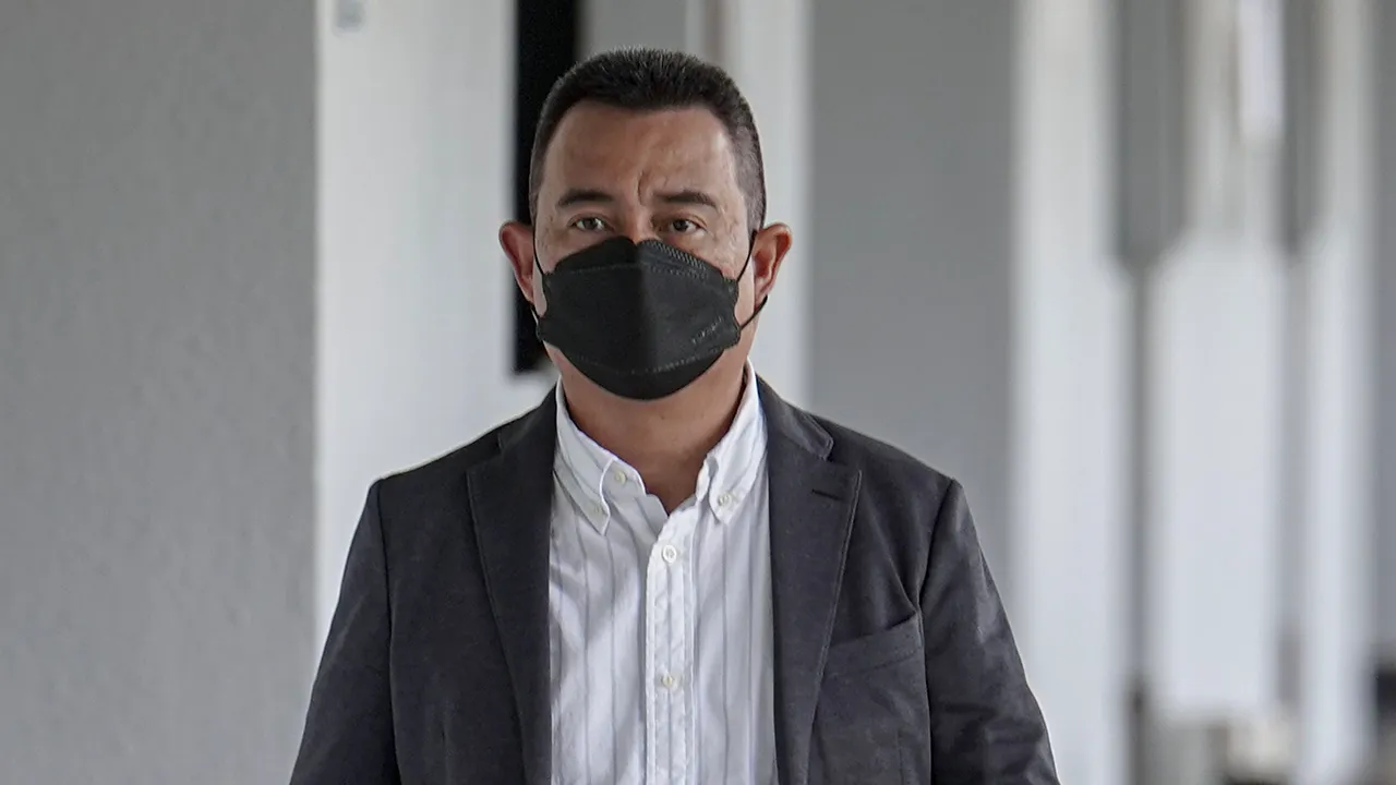 KUALA LUMPUR, 5 Mei -- Ketua Penolong Pengarah di Jabatan Pertanian Putrajaya Mohamad Nizam Malik, 48, mengaku tidak bersalah di Mahkamah Sesyen hari ini atas 11 pertuduhan menerima RM56,200 daripada dua pengarah syarikat yang mempunyai hubungan dengan kerja rasminya di jabatan itu, tiga tahun lepas.  Mohamad Nizam sebagai seorang penjawat awam, iaitu Ketua Penolong Pengarah yang bertugas sebagai Pegawai Pertanian, Bahagian Pembangunan Industri Tanaman, Jabatan Pertanian Putrajaya didakwa atas dua pertuduha