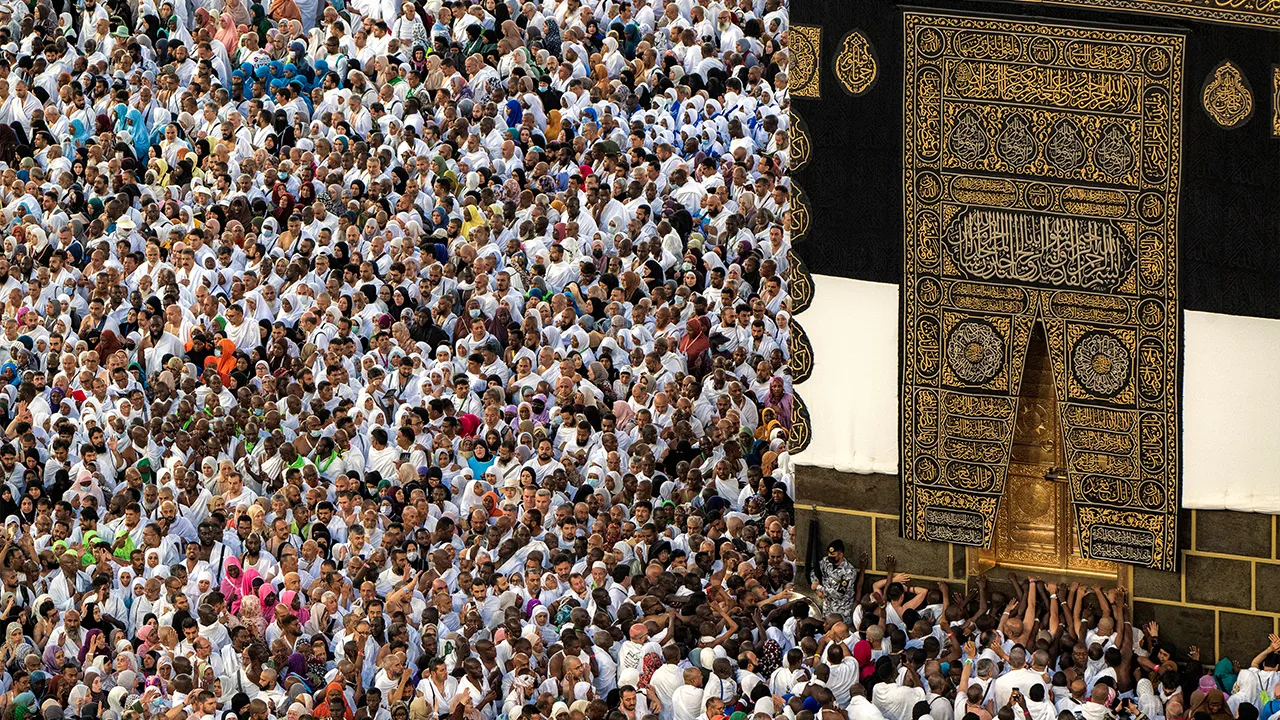 MAKKAH, 25 Mei -- Jemaah haji dari seluruh dunia melakukan tawaf di Masjidil Haram pada waktu subuh pada 8 Zulhijjah (25 Mei) sebelum menuju ke Mina._BERNAMA