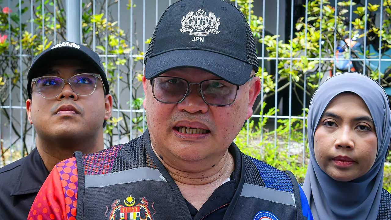 SHAH ALAM, 14 Mei -- Pengarah Bahagian Penguatkuasaan Jabatan Pendaftaran Negara Mazhad Abdul Aziz (tengah) semasa sidang media ketika Op Pandan di sebuah syarikat pakaian di Glenmarie, hari ini.  -- fotoBERNAMA (2026) HAK CIPTA TERPELIHARA