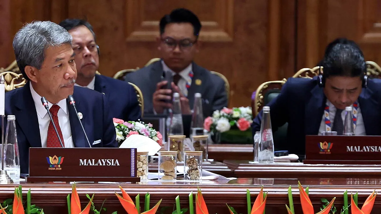 NEW DELHI, 14 Mei -- Menteri Luar Datuk Seri Mohamad Hasan menyampaikan ucapan pada Mesyuarat Menteri-Menteri Luar BRICS hari ini.