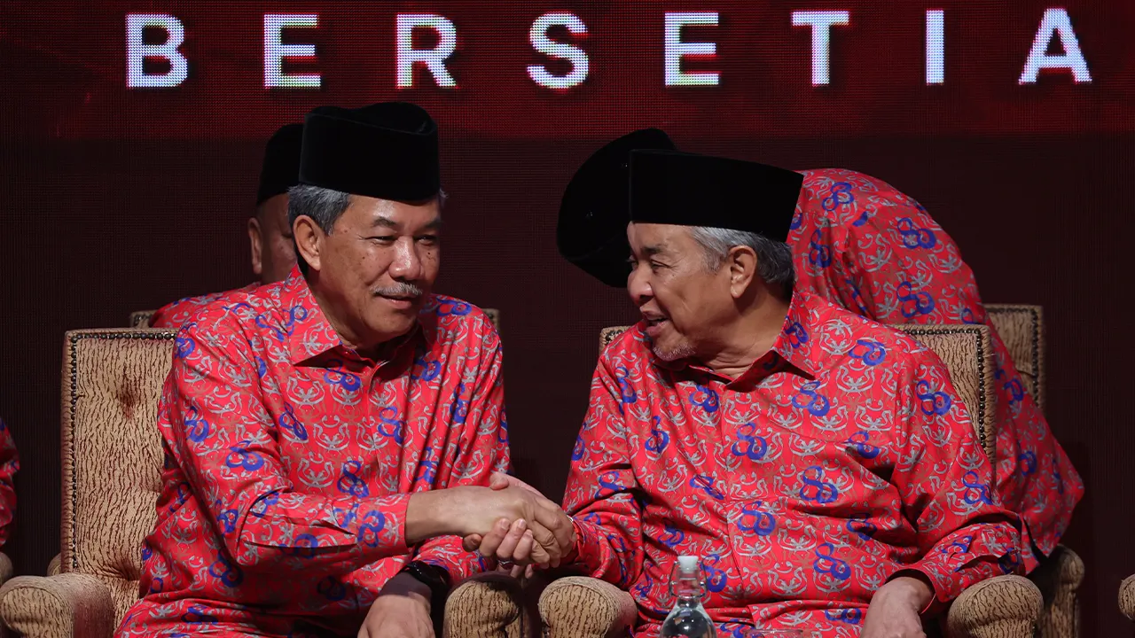 KUALA LUMPUR, 2 Mei -- Timbalan Perdana Menteri yang juga Presiden UMNO, Datuk Seri Dr Ahmad Zahid Hamidi (kanan) bersama Timbalan Presiden UMNO, Datuk Seri Mohamad Hasan pada Konvensyen 80 Tahun UMNO di Pusat Dagangan Dunia Kuala Lumpur (WCTKL) hari ini.  --fotoBERNAMA (2026) HAK CIPTA TERPELIHARA