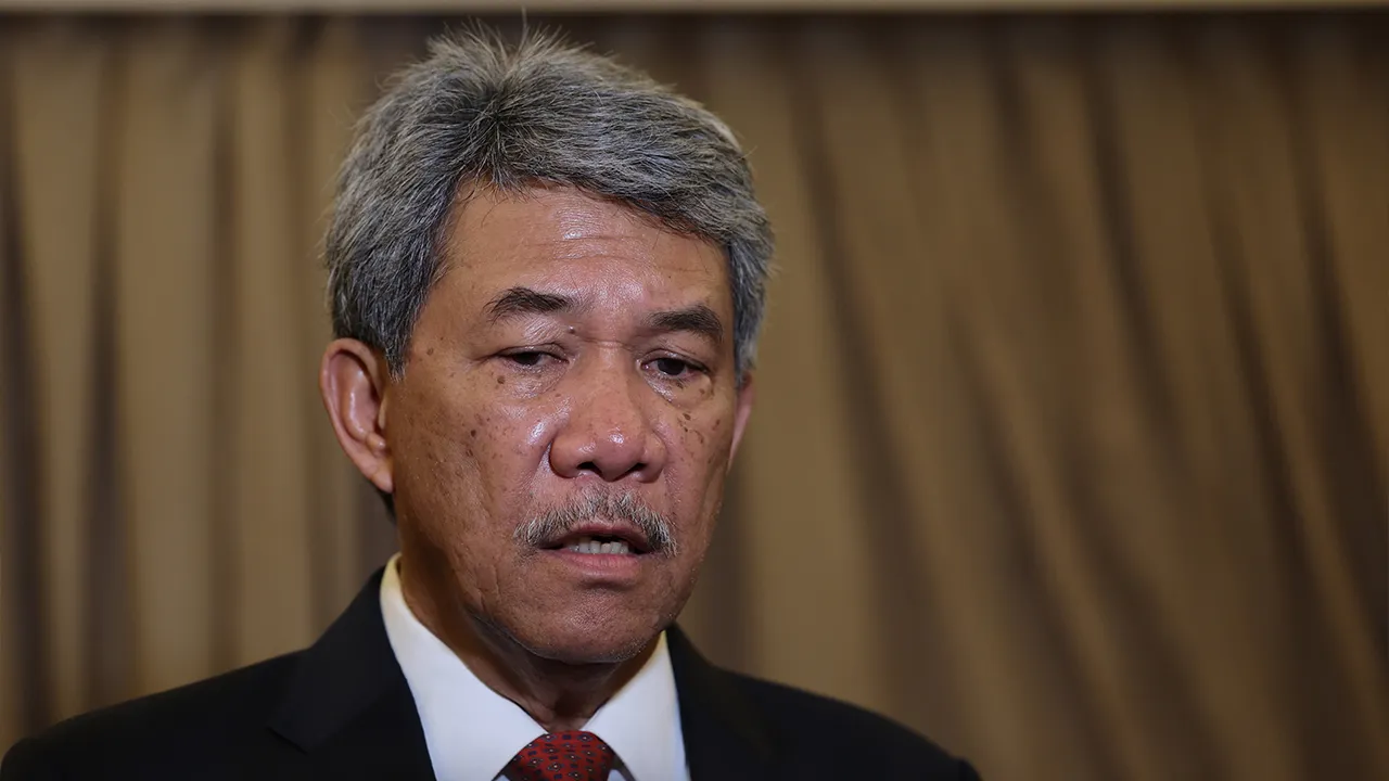 CEBU (Filipina), 7 Mei -- Menteri Luar Datuk Seri Mohamad Hasan ketika ditemui pengamal media Malaysia semasa hadir ke Sidang Kemuncak ASEAN ke-48 dan Sidang Kemuncak Berkaitan hari ini._BERNAMA