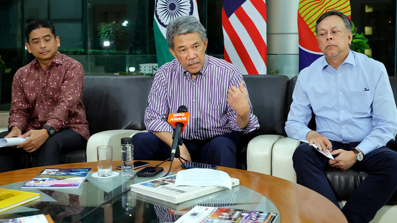NEW DELHI, 16 Mei -- Menteri Luar Datuk Seri Mohamad Hasan (tengah) mengadakan sidang media selepas menghadiri jamuan makan malam bersama kakitangan dan keluarga Pesuruhjaya Tinggi Malaysia semalam, sekali gus mengakhiri lawatan kerja beliau sempena Mesyuarat Menteri-Menteri Luar BRICS.  Turut hadir Timbalan Ketua Setiausaha (Hal Ehwal Pelbagai Hala) Kementerian Luar Negeri Datuk Syed Mohamad Hasrin Tengku Hussin (kanan) dan Pesuruhjaya Tinggi Malaysia ke India Datuk Muzafar Shah Mustafa.  --fotoBERNAMA (20
