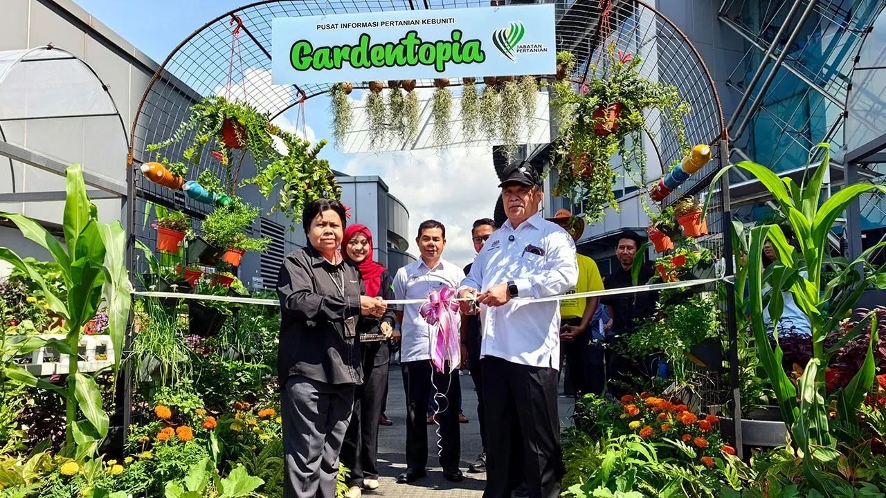 PUTRAJAYA, 25 Mei -- Menteri Pertanian dan Keterjaminan Makanan Datuk Seri Mohamad Sabu merasmikan Pusat Informasi Pertanian Kebuniti (Gardentopia) di Wisma Tani hari ini._BERNAMA