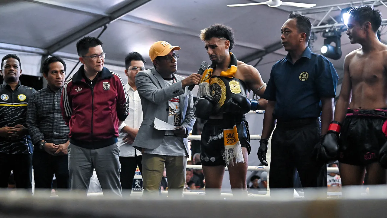 Caption TAIPING, 3 Mei -- Petinju Muay Thai dari Maghribi Mohamed Amine Tijani (tiga, kanan) mencatat kemenangan teknikal knockout (TKO) ke atas wakil Malaysia, Mohamad Abid Kamil (kanan) dalam aksi kategori profesional 62 kilogram (kg) pada kejohanan Malaysia International Muay Championship (MiMAC) 3.0 di Dataran Warisan malam tadi.  Turut sama Timbalan Menteri Pendidikan merangkap Ahli Parlimen Taiping, Wong Kah Woh (tiga, kiri).  --fotoBERNAMA (2026) HAK CIPTA TERPELIHARA